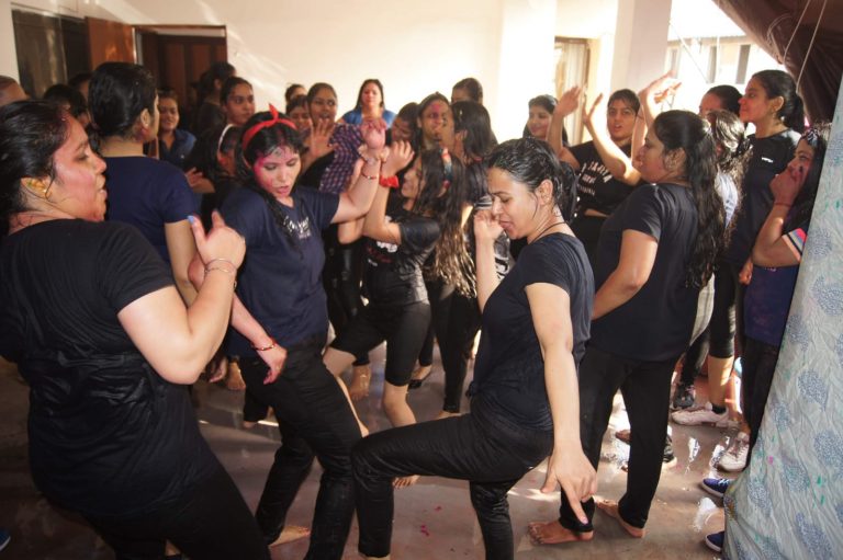 Women dancing on Holi celebration in kardioqueens studio